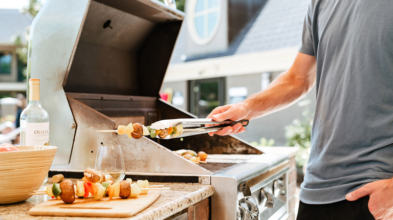 Outdoor chef's kitchen